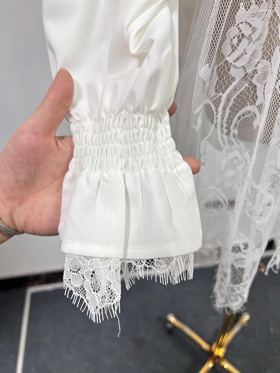 Elegantes Damen-Minikleid mit Rundhalsausschnitt, langen Ärmeln und Schnürung im Patchwork-Design – figurbetont und stilvoll.