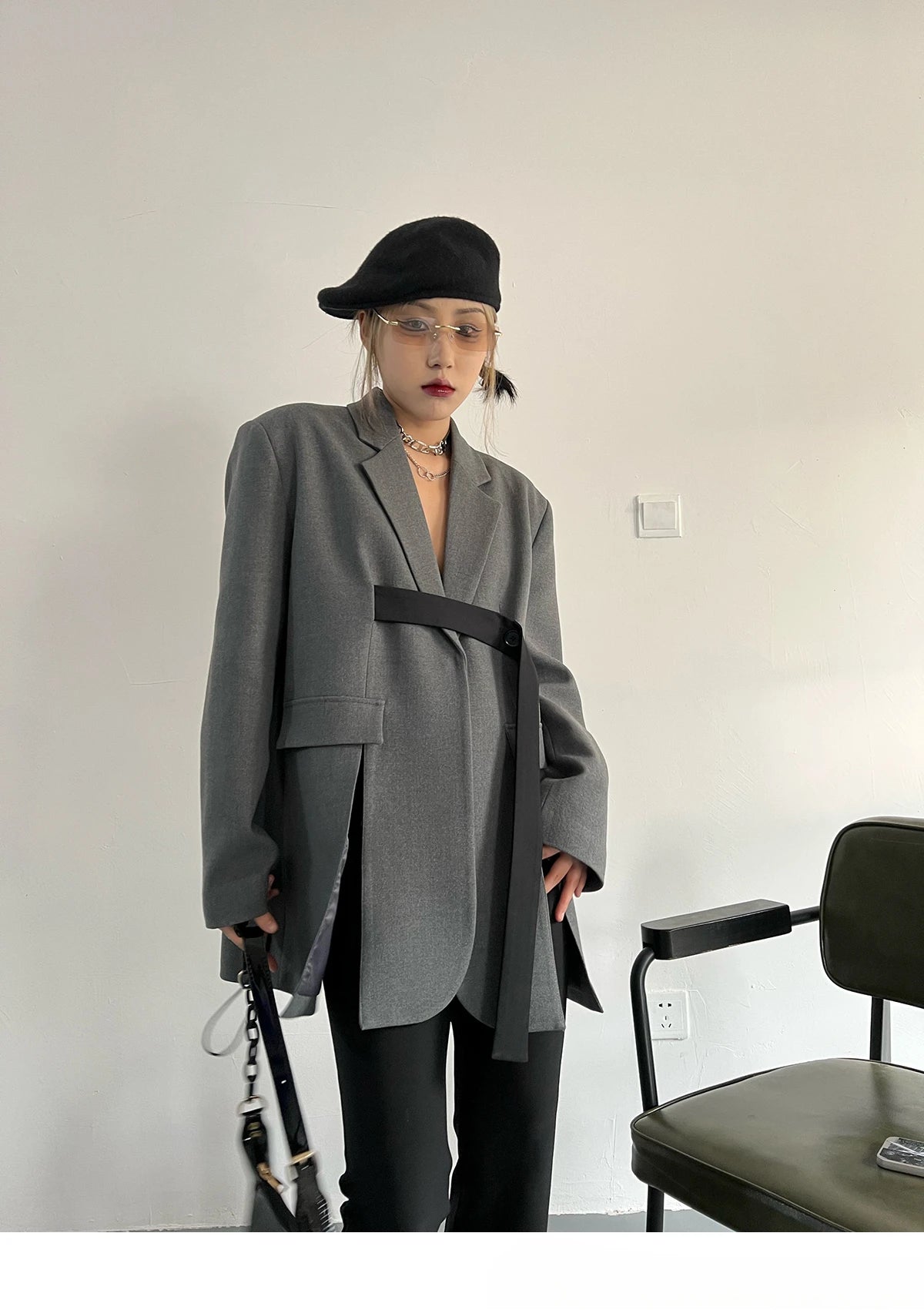 Zweiteiliges Damen-Set mit Stickerei: Langarm-Oberteil mit Reverskragen und hoch taillierte, lange Hose – stilvoll und elegant.