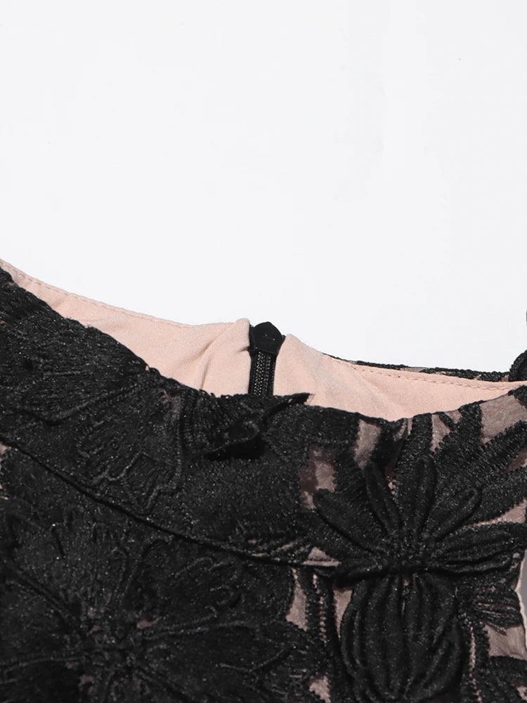 Ärmelloses Damen-Kleid mit Karree-Ausschnitt und 3D-Blumen-Patchwork im Colorblock-Design – figurbetont und stilvoll.