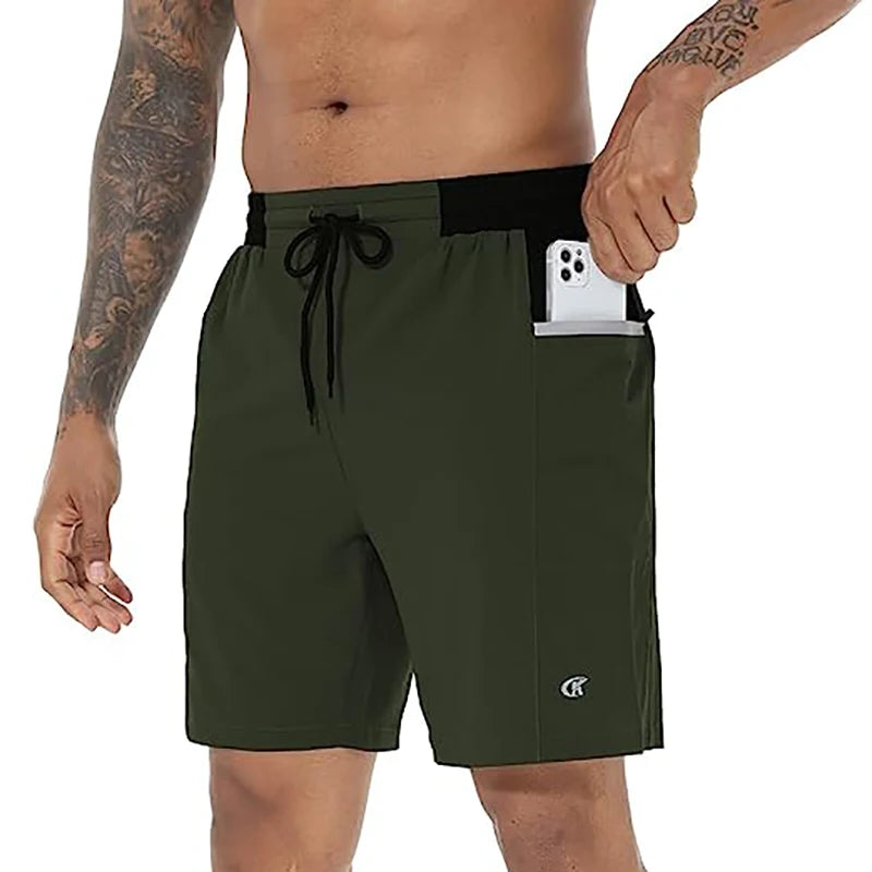 Sommerliche Herren-Badeshorts mit Camouflage-Streifen, schnelltrocknend, mit Reißverschlusstaschen und Mesh-Futter – ideal für Strand und Surfen.