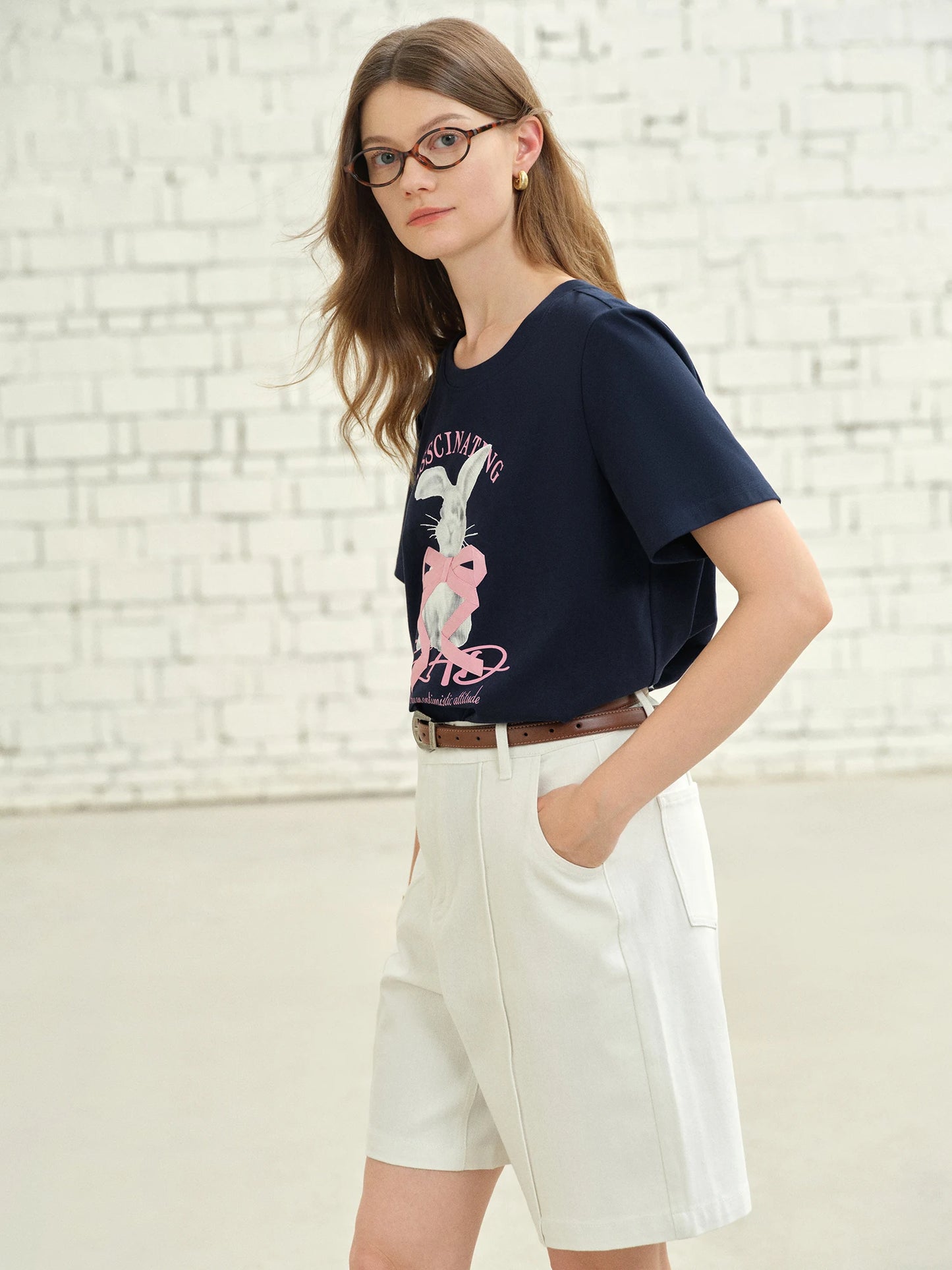 Schwarzes Damen-Frühlingsshirt mit Spitzenbesatz und V-Ausschnitt – Figurbetontes Strickdesign für Büro und Freizeit, wahlweise mit kurzen oder langen Ärmeln.