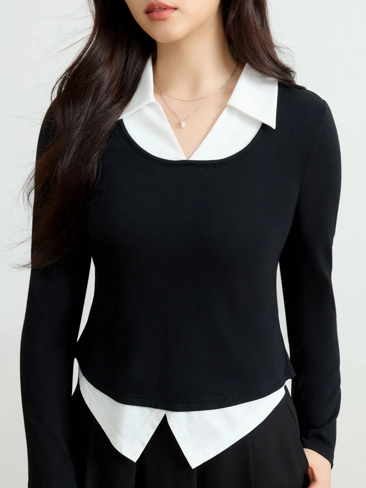 Elegante Damen-Spitzenbluse mit langen Ärmeln und Knopfleiste in sanftem Beige und Lila – ideal für den Winter.