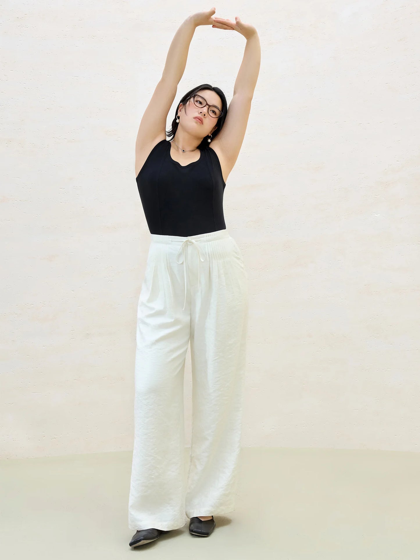 Kurzärmeliges Damen-T-Shirt aus Lyocell mit V-Ausschnitt und Metallperlen-Details – vielseitig und lässig für den Sommer
