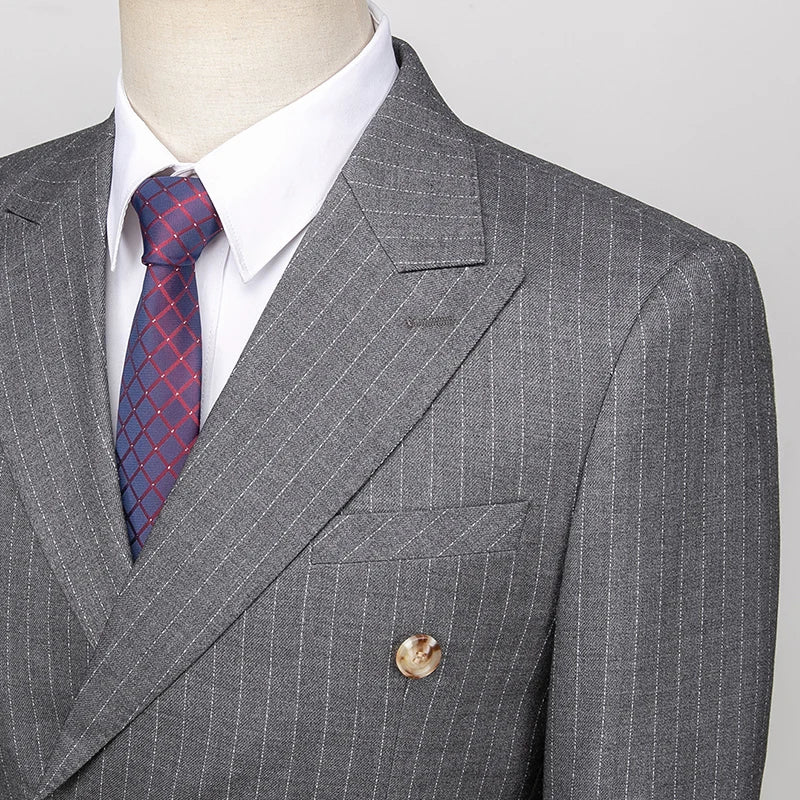 Luxuriöses Herren Anzugset: Gestreifter, Doppelreihiger 3-Teiler in Grau für Hochzeiten & Business