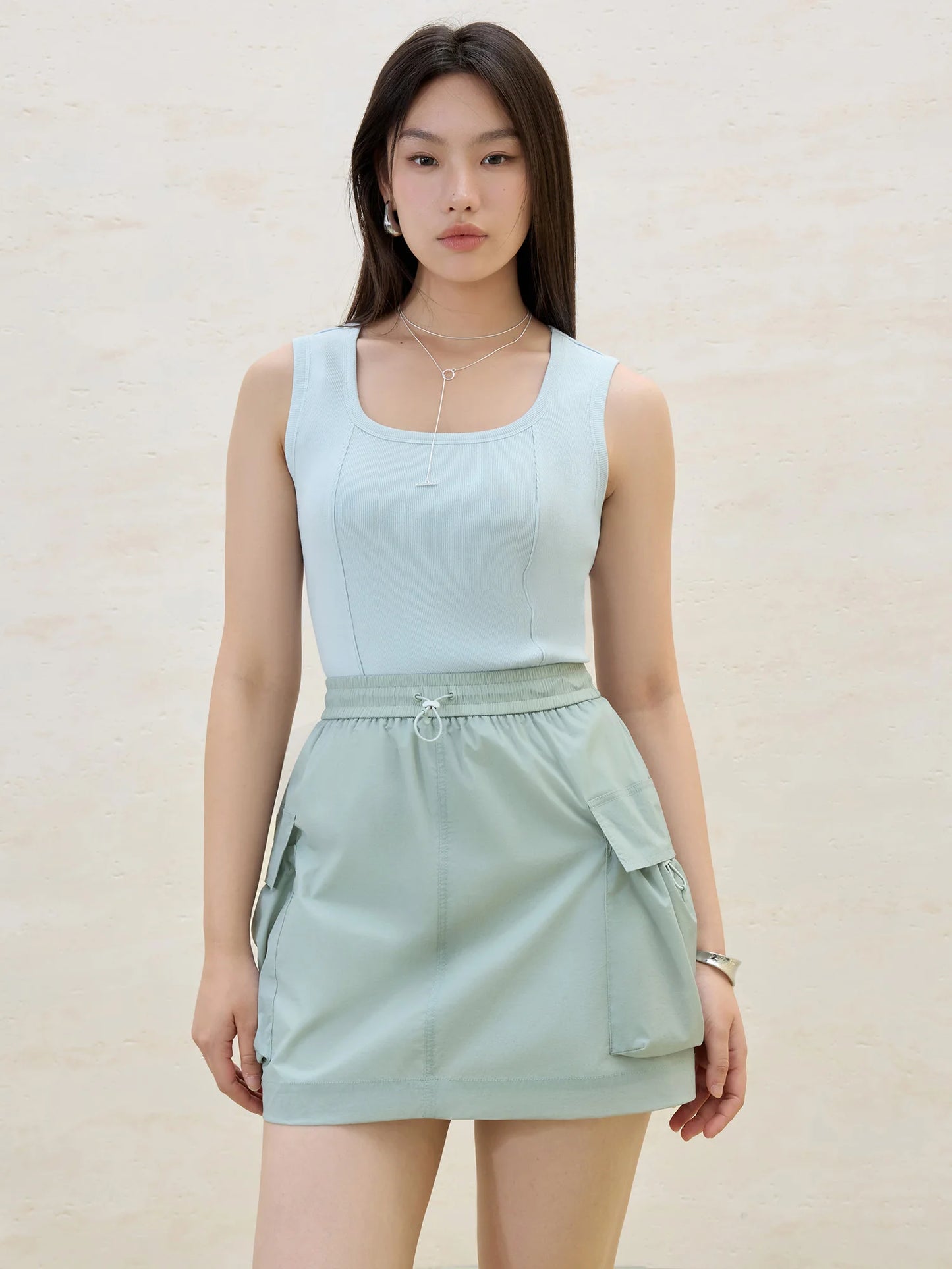 Kurzärmeliges Damen-T-Shirt aus Lyocell mit V-Ausschnitt und Metallperlen-Details – vielseitig und lässig für den Sommer
