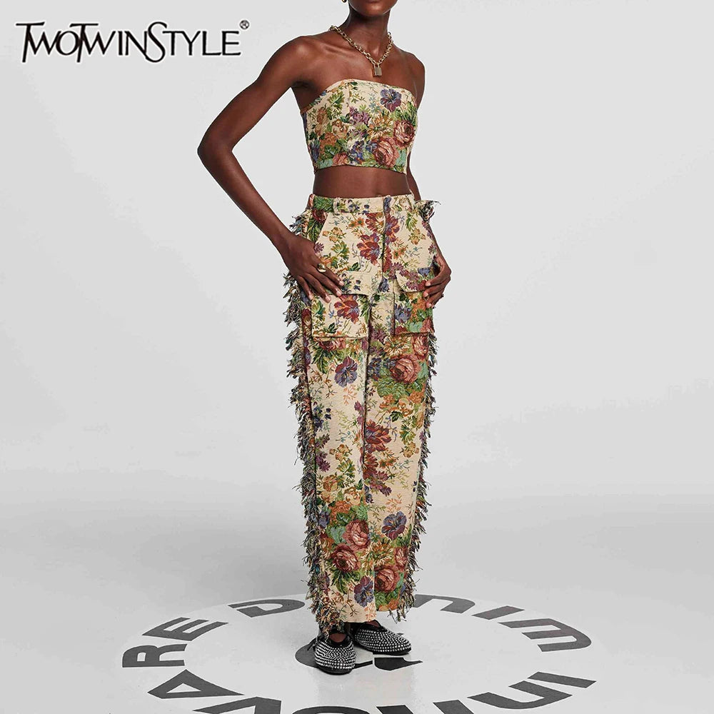 Elegantes Damenkleid mit Stehkragen und kurzen Ärmeln, bestickt und mit Spitzen-Patchwork – modisch und schick.