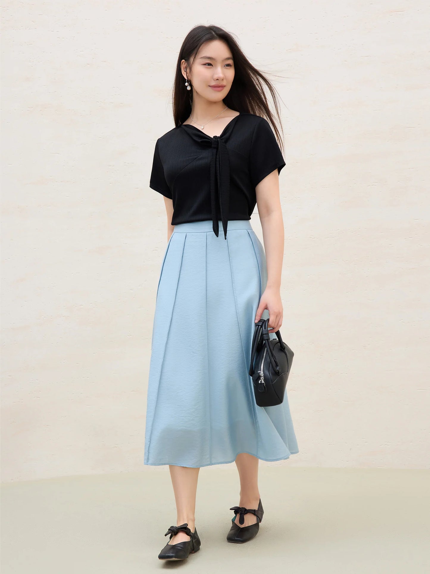 Lässiges Damen-T-Shirt im Minimalismus-Stil mit kurzen Ärmeln – vielseitig kombinierbar in zwei Farben für den Sommer.