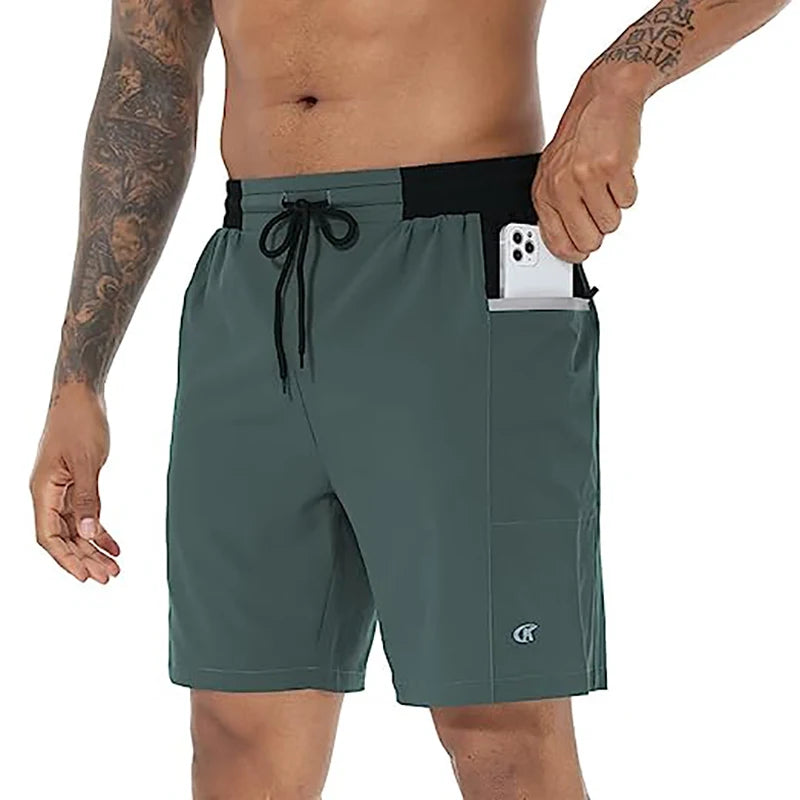 Sommerliche Herren-Badeshorts mit Camouflage-Streifen, schnelltrocknend, mit Reißverschlusstaschen und Mesh-Futter – ideal für Strand und Surfen.
