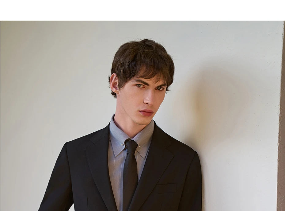 Schlanker Herren-Blazer im klassischen europäischen Stil mit hellbraunem Karomuster – ideal für Hochzeiten und formelle Anlässe