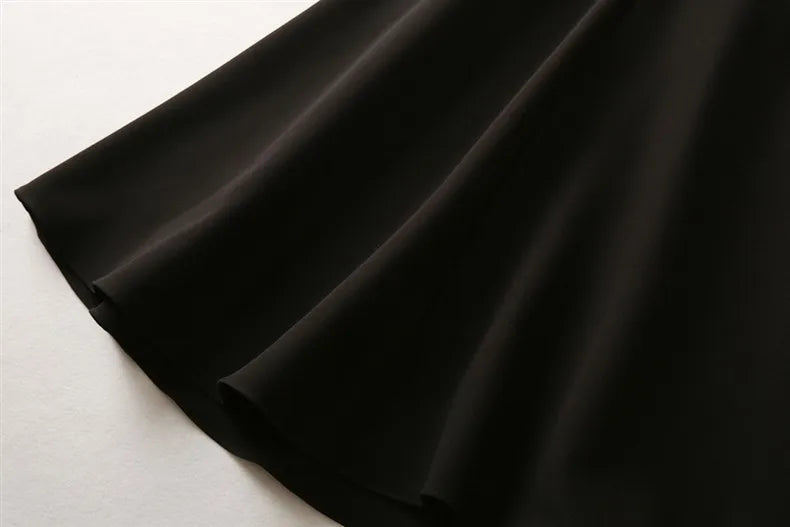 Elegantes Damenkleid mit quadratischem Ausschnitt, halblangen Ärmeln und Pailletten-Patchwork-Design – ideal für besondere Anlässe.