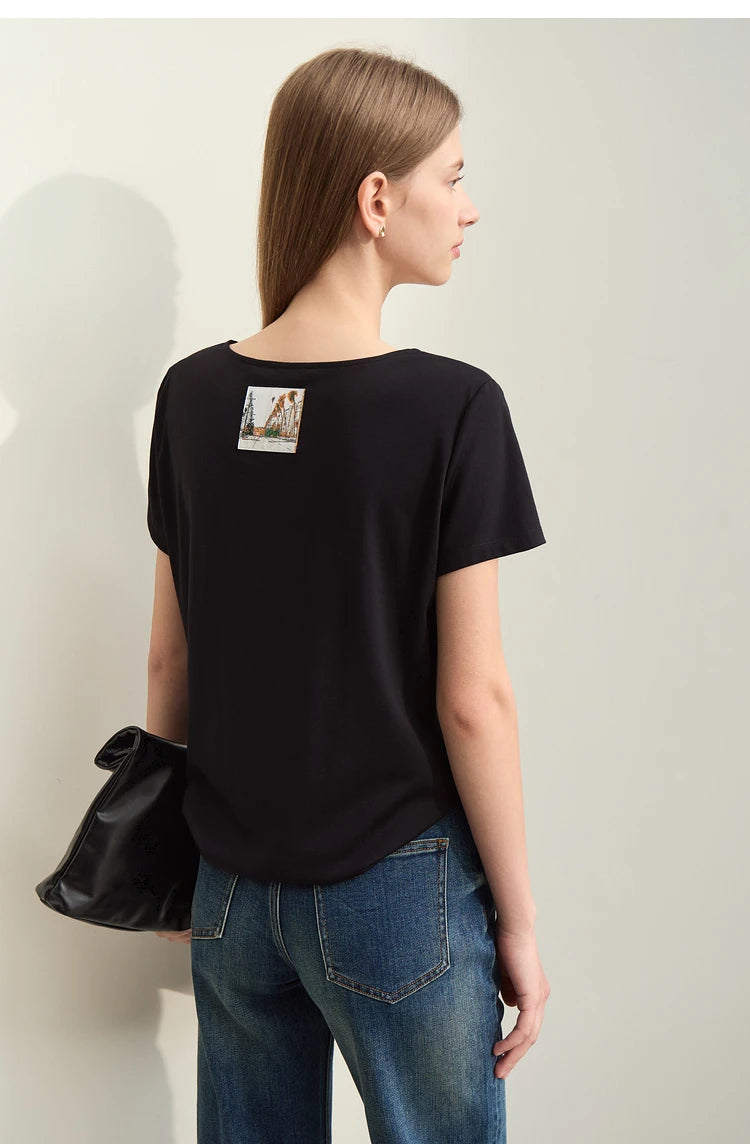 Damen T-Shirt im minimalistischen Stil mit großem U-Ausschnitt und kurzen Ärmeln