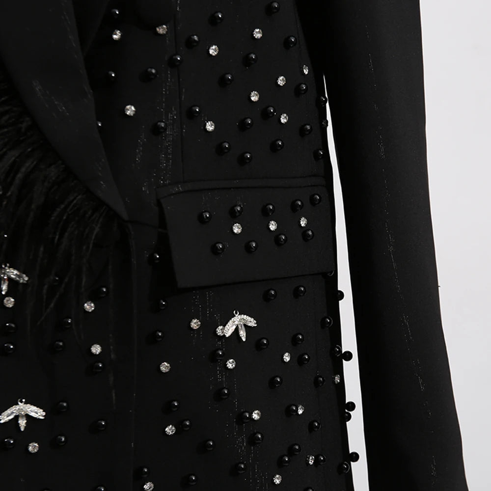 Elegantes Damen-Maxikleid mit hohem Kragen und Laternenärmeln – figurbetontes Design mit Perlendetails für besondere Anlässe.