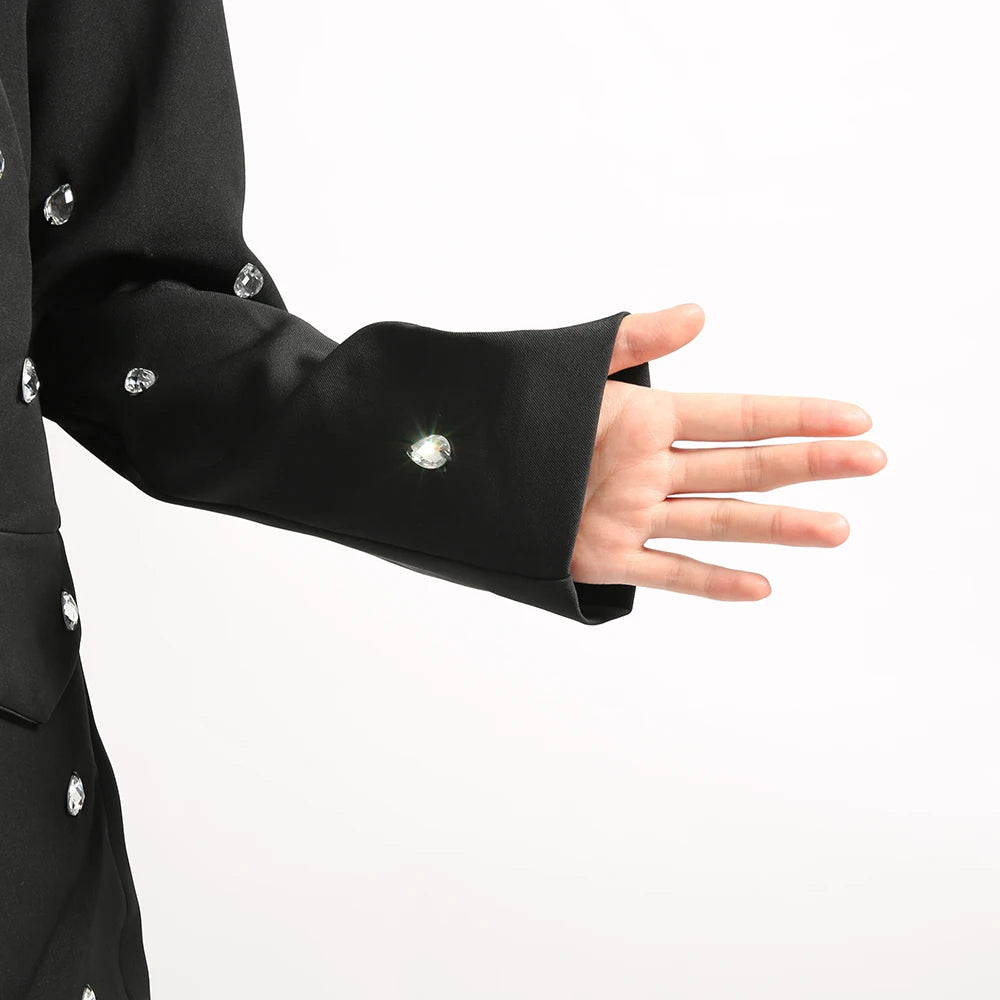 Elegantes Damenkleid mit Rundhalsausschnitt, langen Ärmeln und Patchwork-Design in lockerer Passform.