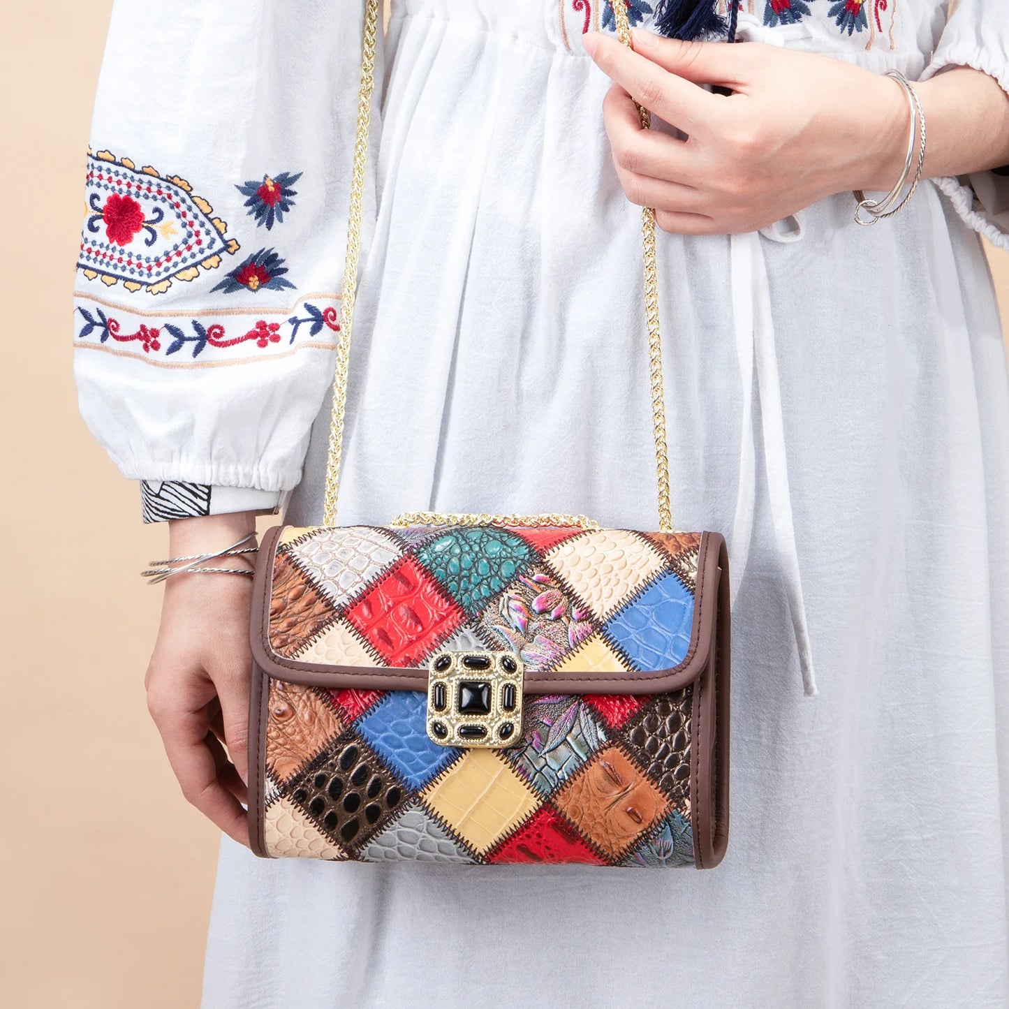 Damen-Schultertasche aus Patchworkleder mit Kettenriemen; goldfarbene Metallbox am Verschluss