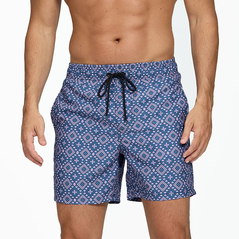 Kurze Herren-Shorts mit Print, Reißverschlusstaschen und schnelltrocknendem Material – ideal für Strand und Sport.