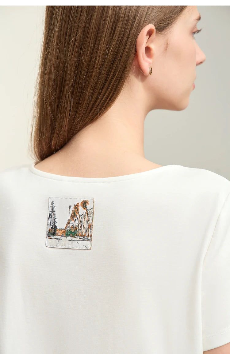 Damen T-Shirt im minimalistischen Stil mit großem U-Ausschnitt und kurzen Ärmeln