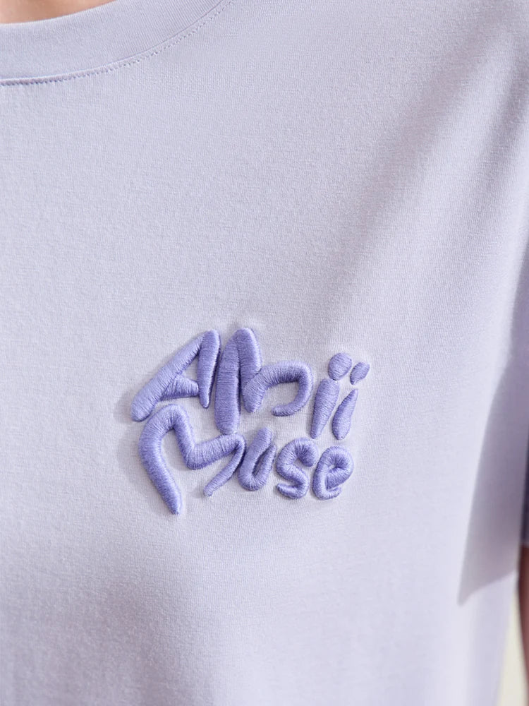Damen T-Shirt im Minimalismus-Stil mit O-Ausschnitt und Stickerei