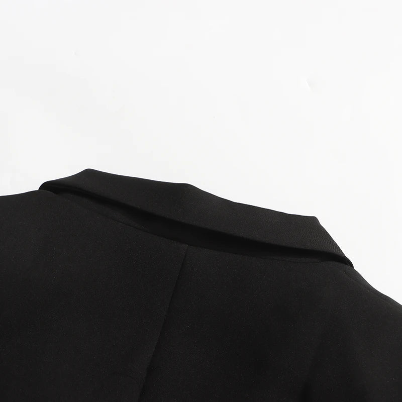 Elegantes Damenkleid mit Rundhalsausschnitt, langen Ärmeln und Patchwork-Design in lockerer Passform.