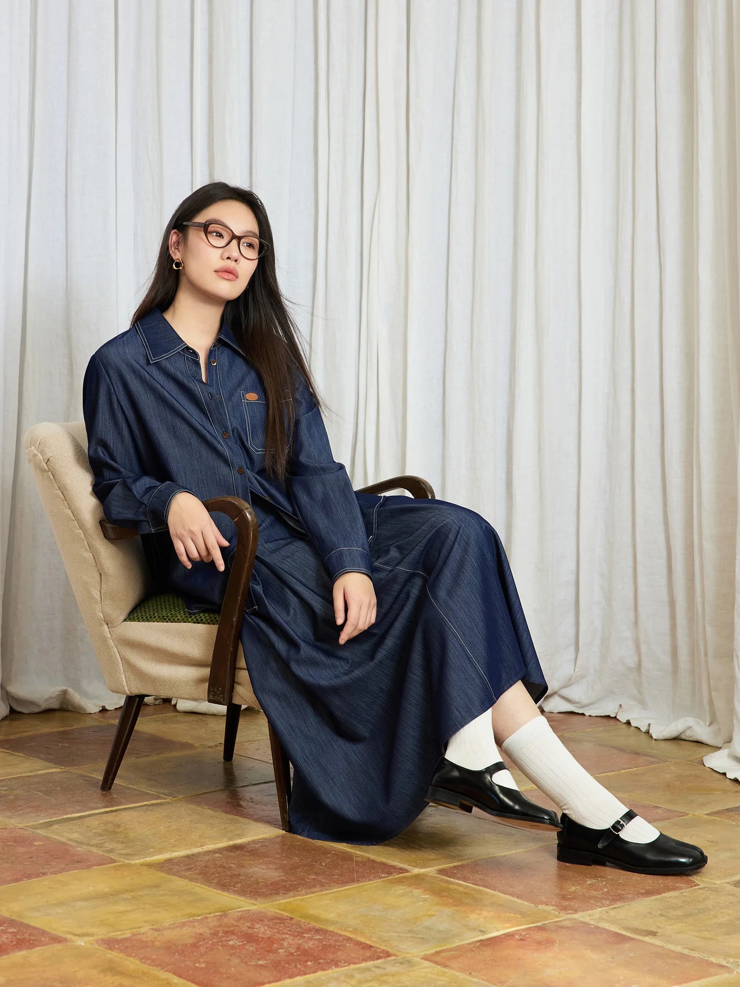Kurzes Damen-Polo-Strickshirt mit Kontrastfarbe und Puppenkragen – modisch und vielseitig für den Sommer.