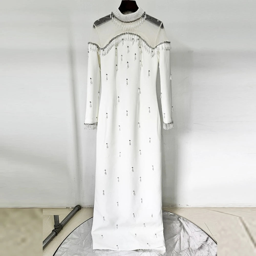 Elegantes ärmelloses Minikleid mit Rundhalsausschnitt und Patchwork-Schal für Damen – figurbetont und stilvoll.