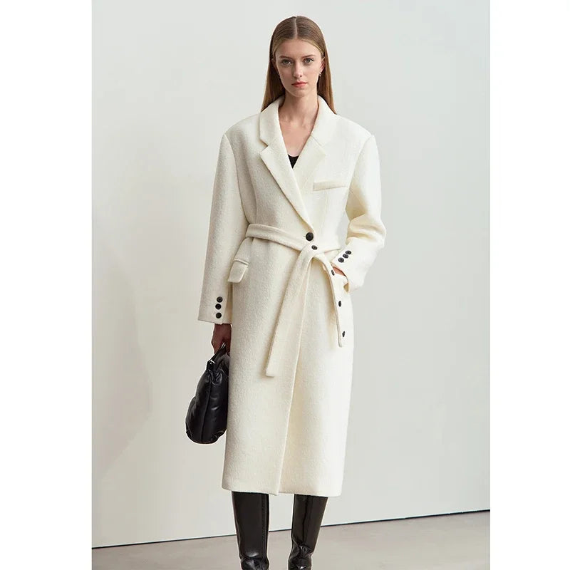 Damen Wolljacke mit Anzugkragen und Gürtel für den Winter 2024