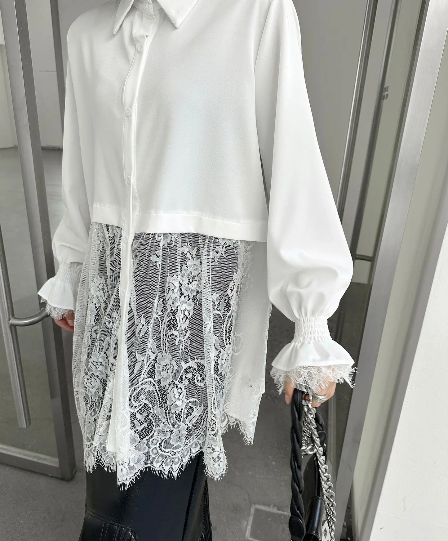 Elegantes Damen-Minikleid mit Rundhalsausschnitt, langen Ärmeln und Schnürung im Patchwork-Design – figurbetont und stilvoll.