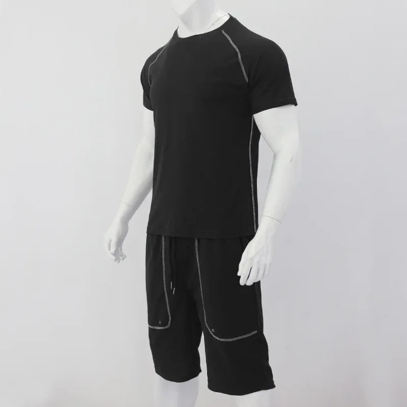 Lässiger Herren-Zweiteiler mit Rundhals und kurzen Ärmeln im sommerlichen Color-Blocking-Design