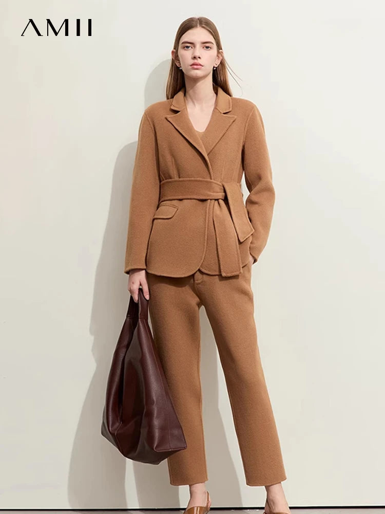 Damen Wollmantel im minimalistischen Stil mit Gürtel und gekerbtem Kragen