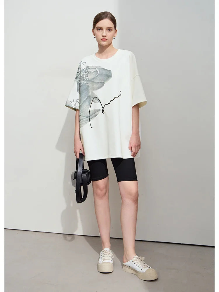 Damen T-Shirt mit lockerem O-Ausschnitt und Blumenmuster sowie Stickerei