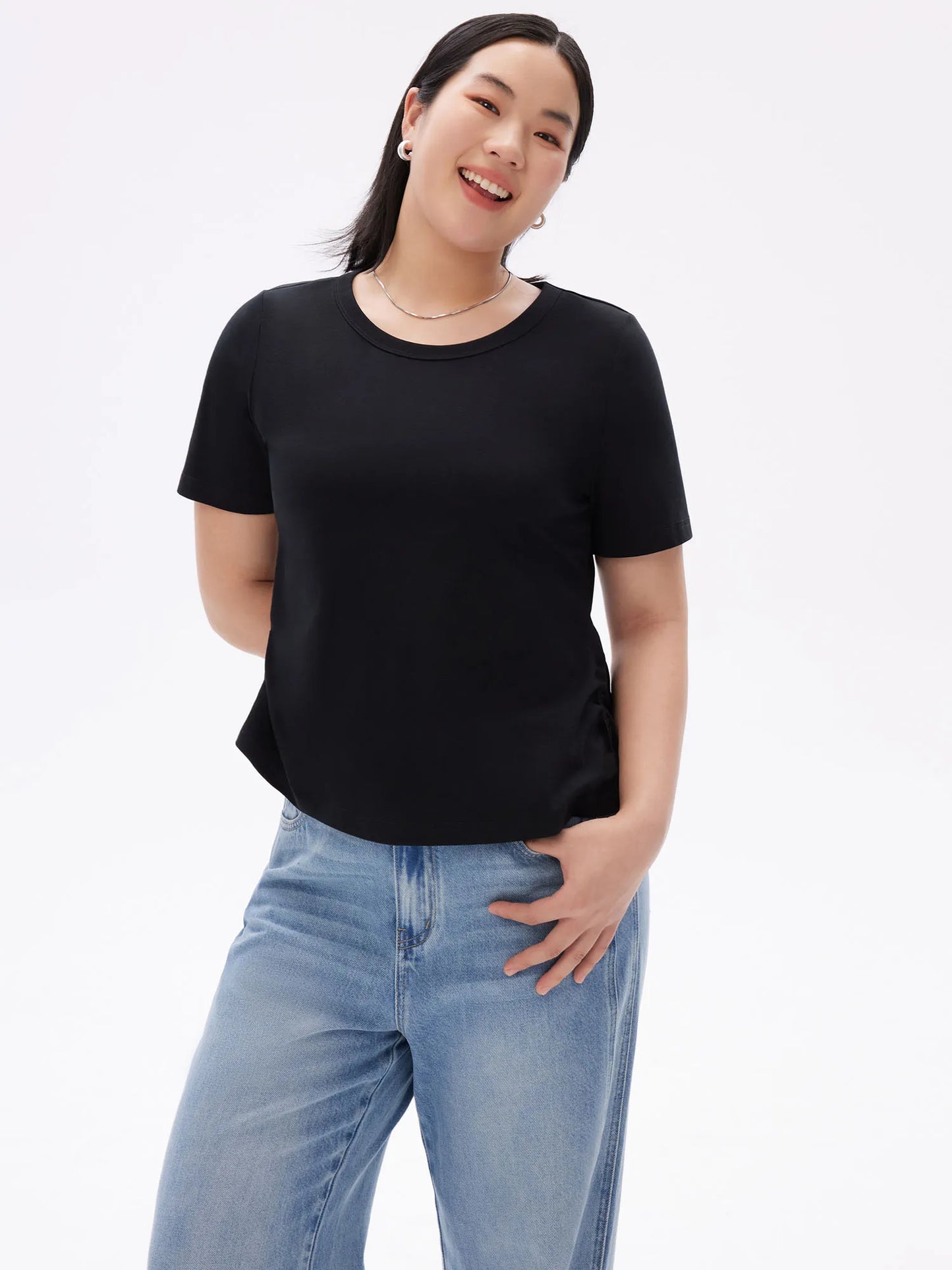 Beiges Damen-T-Shirt mit Rundhalsausschnitt und kontrastierendem Buchstaben-Print – ideal für den Sommer