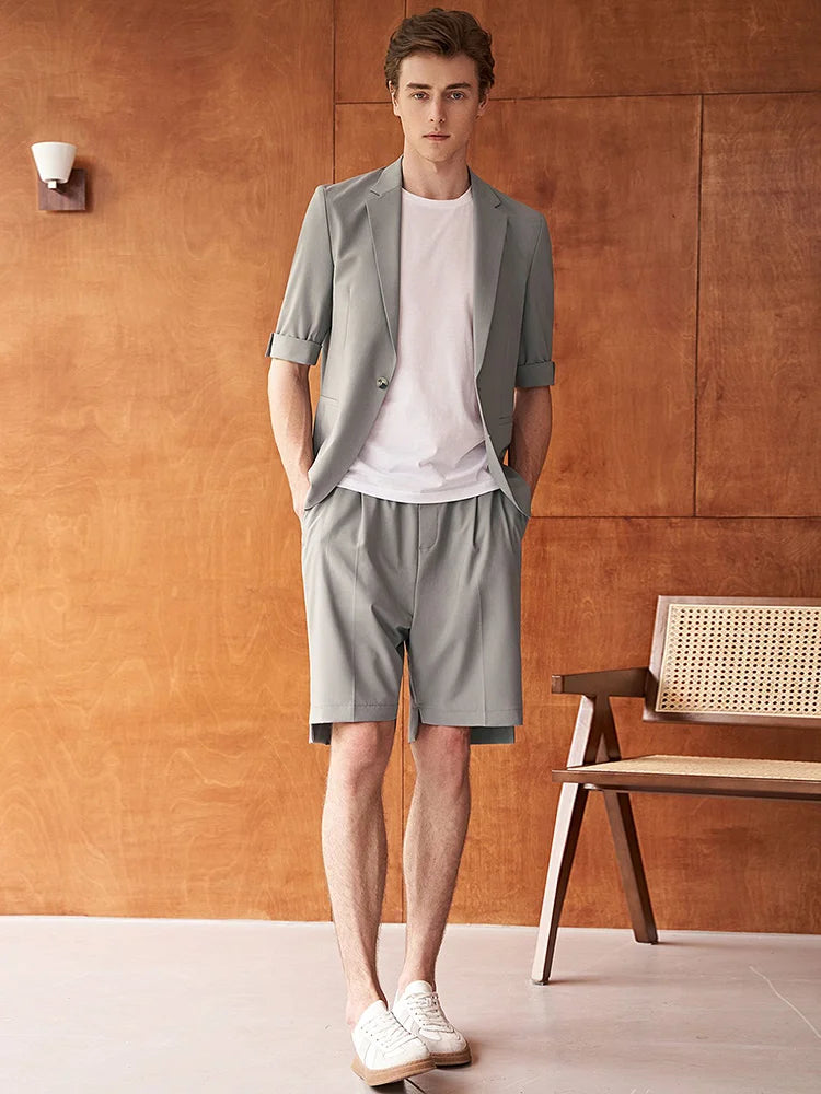 Eleganter Herrenanzug mit grauem Nadelstreifen, doppelreihigem Sakko, Weste und Hose – ideal für Hochzeit, Büro und festliche Anlässe.
