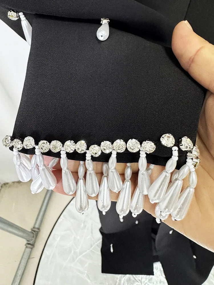 Elegantes ärmelloses Minikleid mit Rundhalsausschnitt und Patchwork-Schal für Damen – figurbetont und stilvoll.