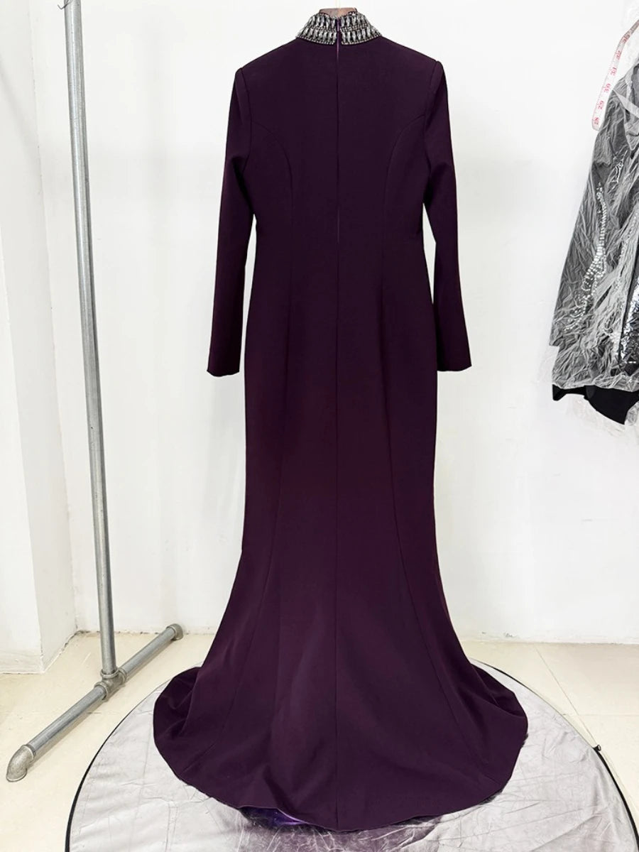 Zweiteiliges Damen-Set mit Stickerei: Langarm-Oberteil mit Reverskragen und hoch taillierte, lange Hose – stilvoll und elegant.