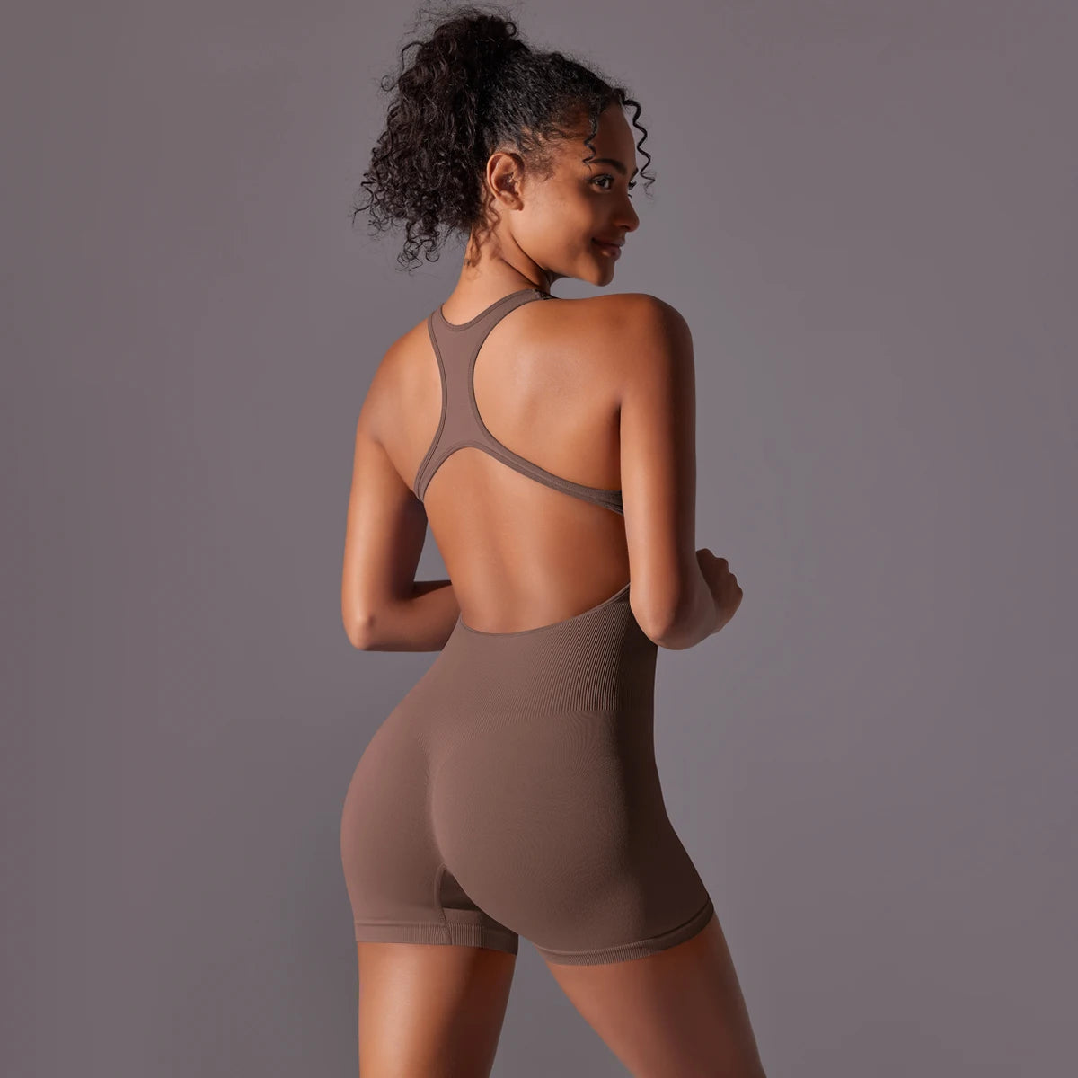 Nahtloser Yoga-Body mit Kurzshorts, braun, Racerback und kurze Beine