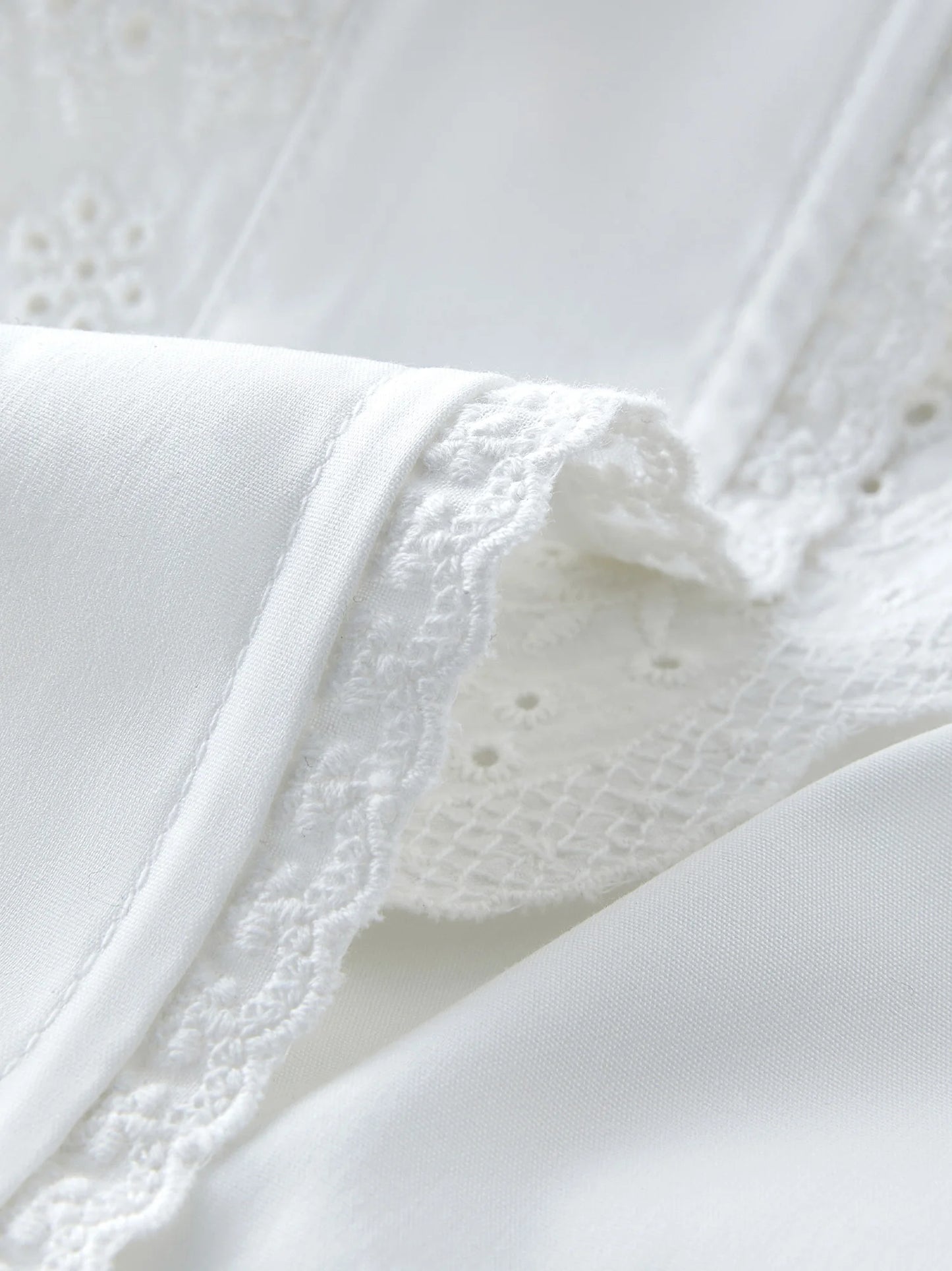 Französisch inspirierte Damenbluse mit romantischer Stickerei – vielseitig kombinierbar für den Alltag