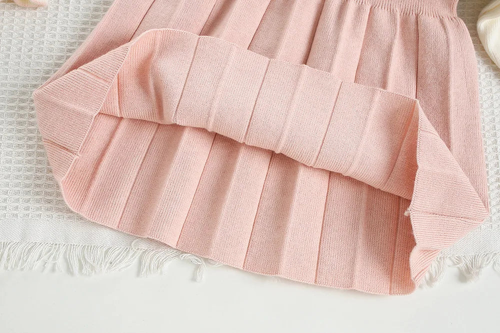 Mädchen Kleid aus gestricktem Material mit süßen gestickten Blumen und Farbblock
