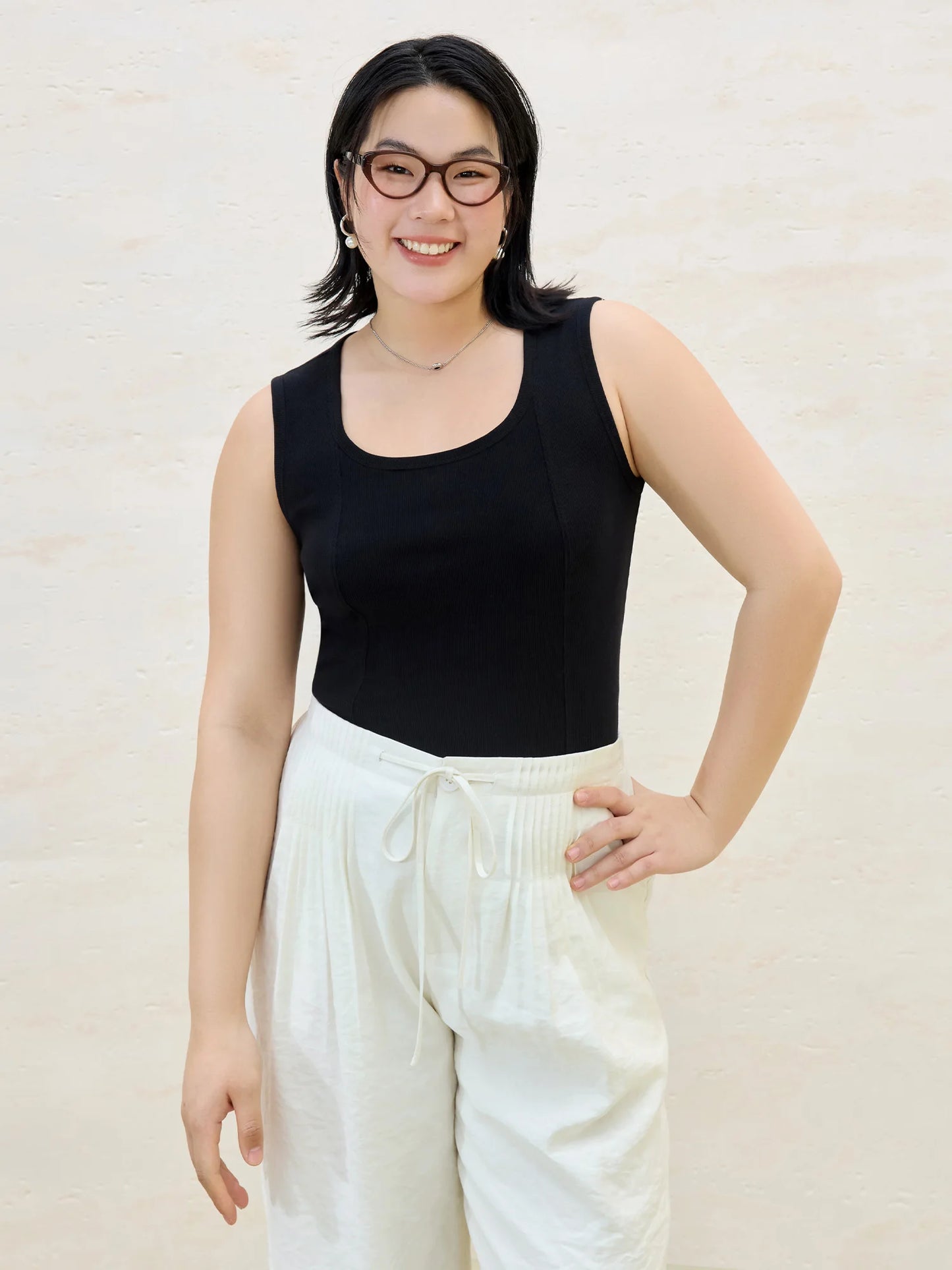 Kurzärmeliges Damen-T-Shirt aus Lyocell mit V-Ausschnitt und Metallperlen-Details – vielseitig und lässig für den Sommer