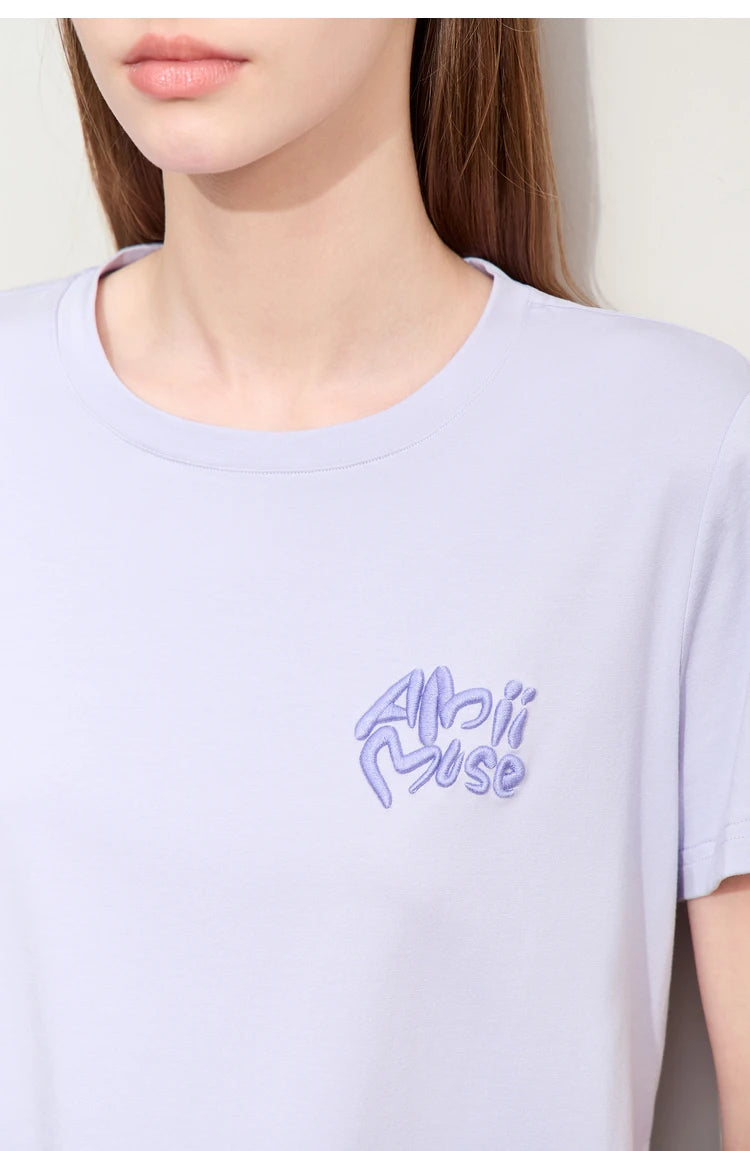 Damen T-Shirt im Minimalismus-Stil mit O-Ausschnitt und Stickerei