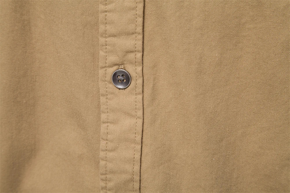 Herren Hemd im einfarbigen Militärstil mit Taschen für den Herbst