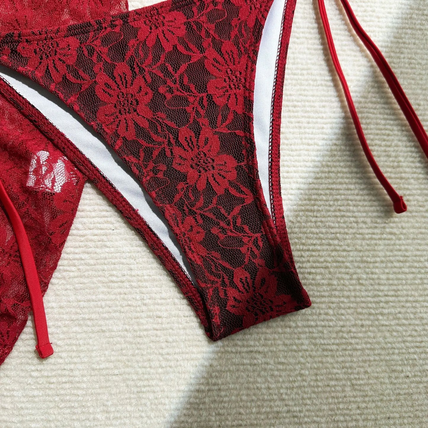 Dreiteiliger Damen-Bikini mit sexy Print und hoher Taille – ideal für Strand und Pool.