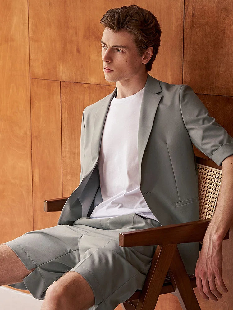 Eleganter Herrenanzug mit grauem Nadelstreifen, doppelreihigem Sakko, Weste und Hose – ideal für Hochzeit, Büro und festliche Anlässe.