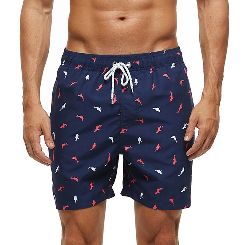 Kurze Herren-Shorts mit Print, Reißverschlusstaschen und schnelltrocknendem Material – ideal für Strand und Sport.