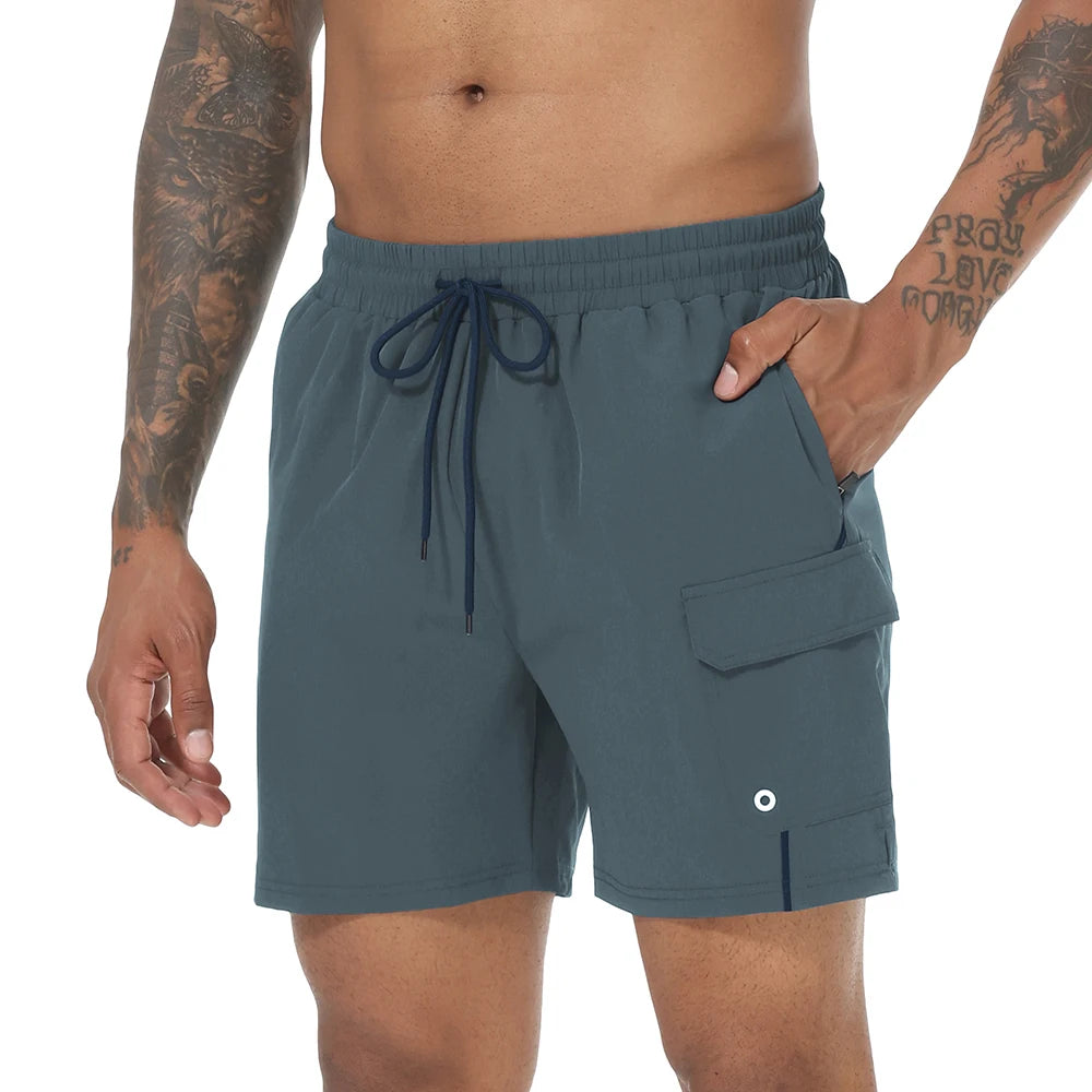 Sommerliche Herren-Badeshorts mit Camouflage-Streifen, schnelltrocknend, mit Reißverschlusstaschen und Mesh-Futter – ideal für Strand und Surfen.