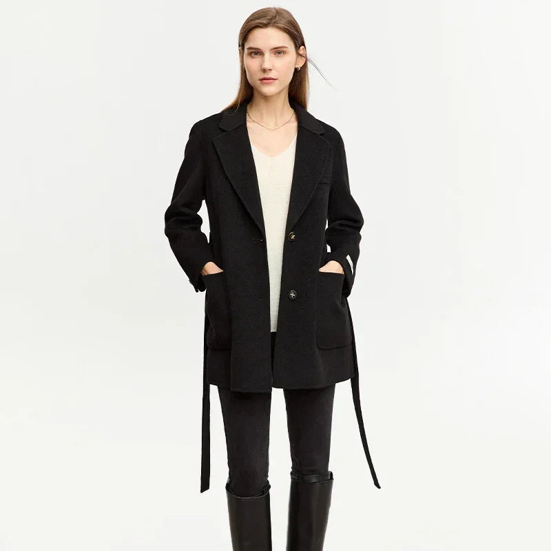 Damen Wollmantel im minimalistischen Stil mit Gürtel und langen Ärmeln