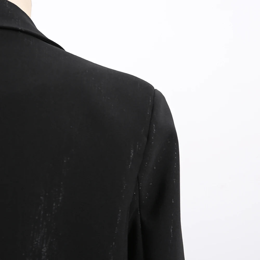 Elegantes Damen-Maxikleid mit hohem Kragen und Laternenärmeln – figurbetontes Design mit Perlendetails für besondere Anlässe.