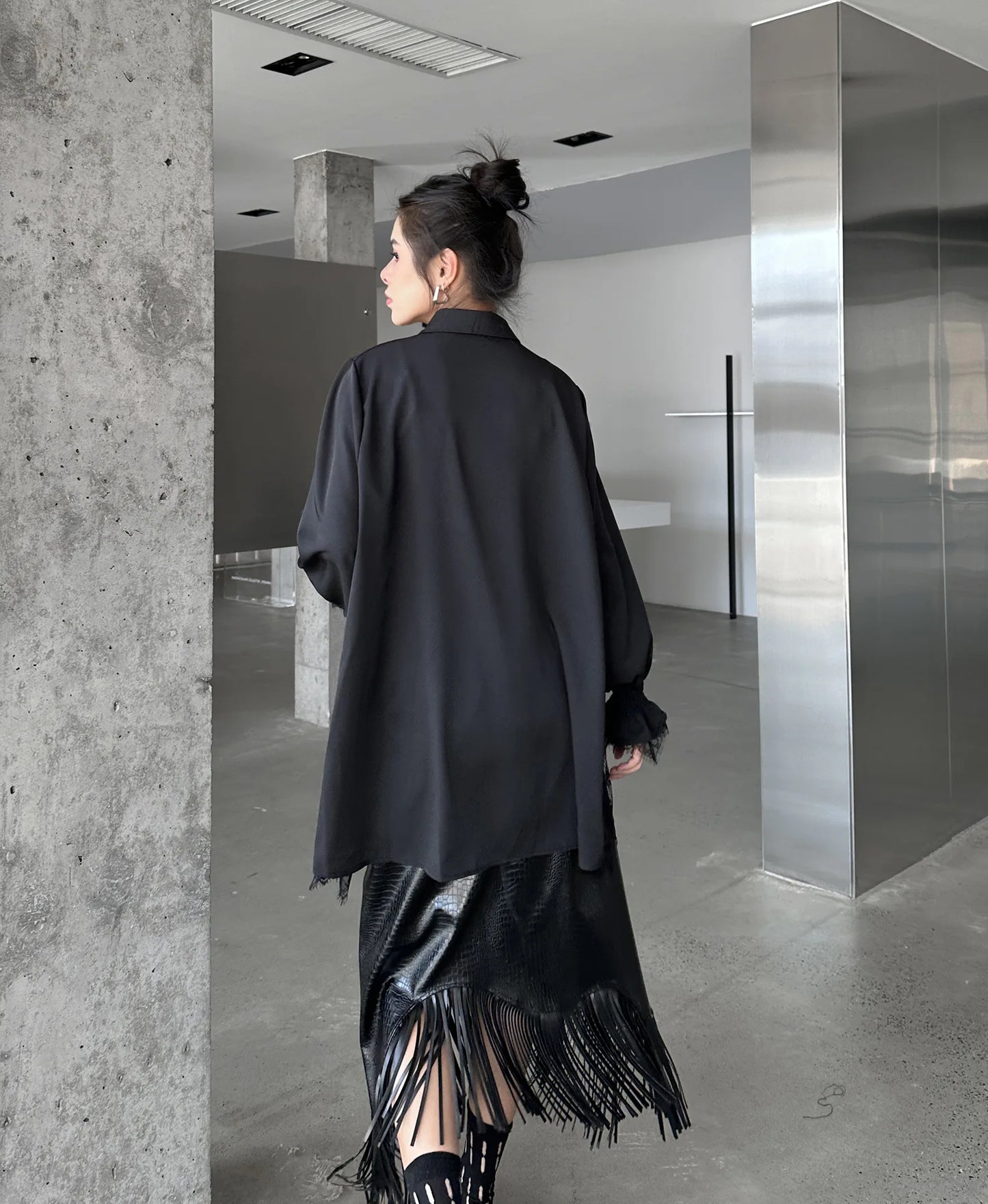 Elegantes Damen-Minikleid mit Rundhalsausschnitt, langen Ärmeln und Schnürung im Patchwork-Design – figurbetont und stilvoll.