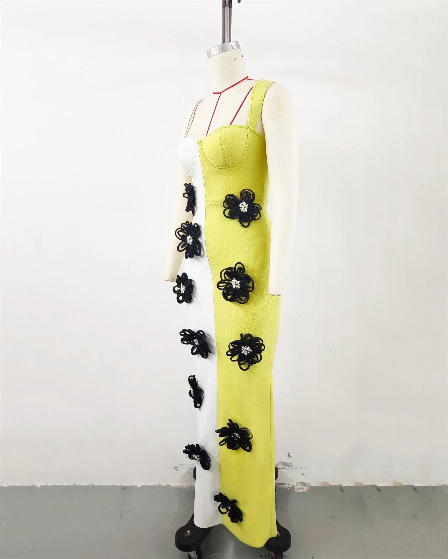 Asymmetrisches ärmelloses Damenkleid mit Rundhalsausschnitt und Stickerei – hohles Design und figurbetontes High-Waist-Design