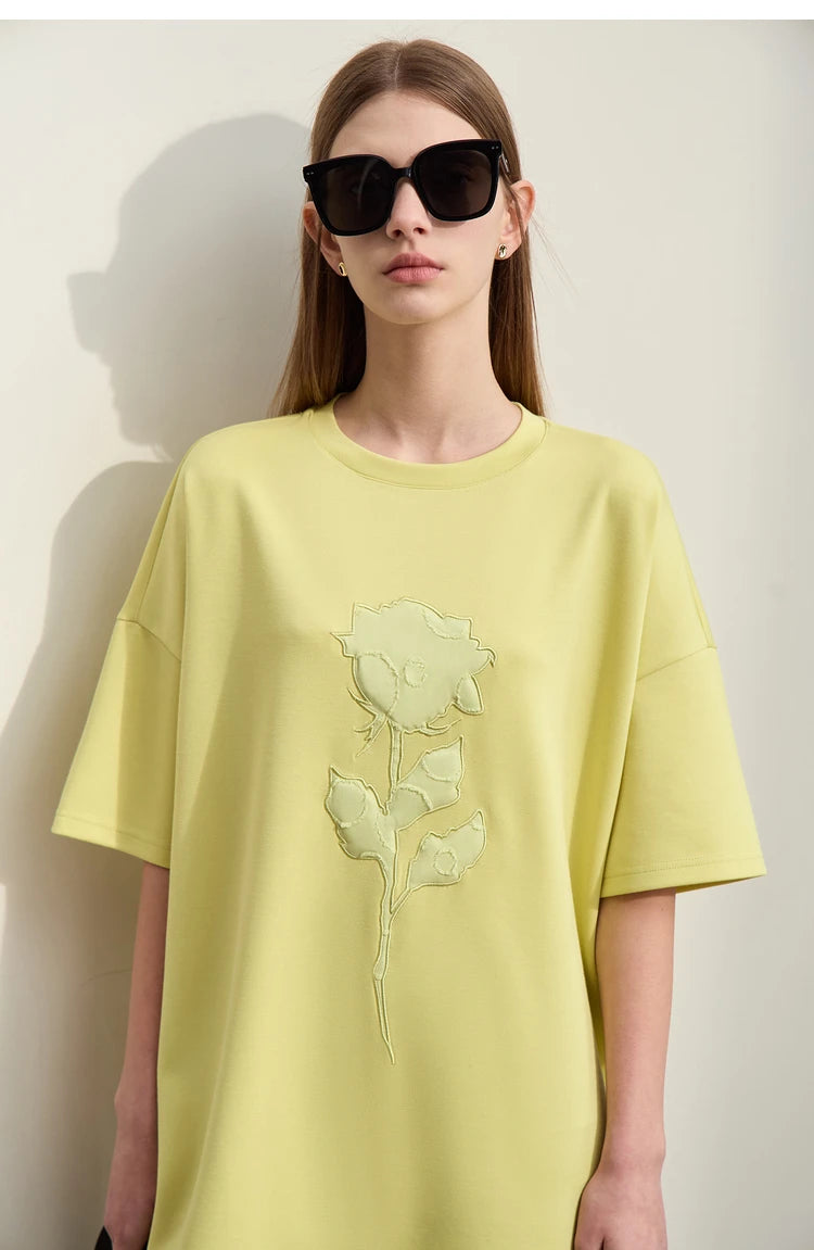 Damen T-Shirts im minimalistischen Stil mit Stickerei und O-Ausschnitt