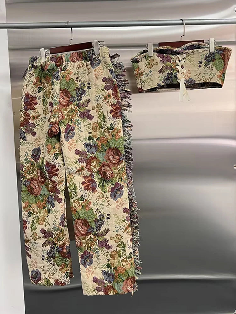 Elegantes Damenkleid mit Stehkragen und kurzen Ärmeln, bestickt und mit Spitzen-Patchwork – modisch und schick.