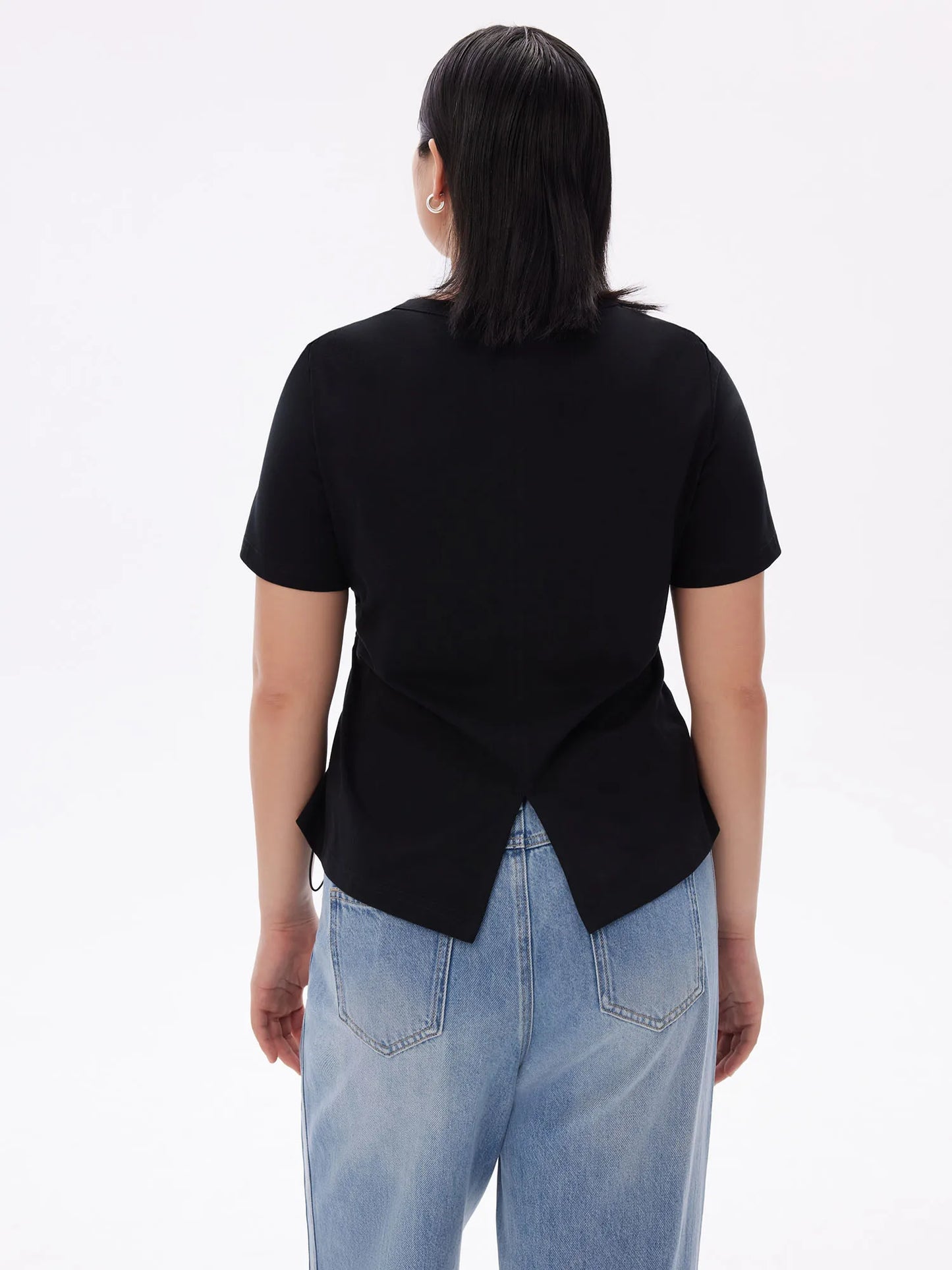 Beiges Damen-T-Shirt mit Rundhalsausschnitt und kontrastierendem Buchstaben-Print – ideal für den Sommer